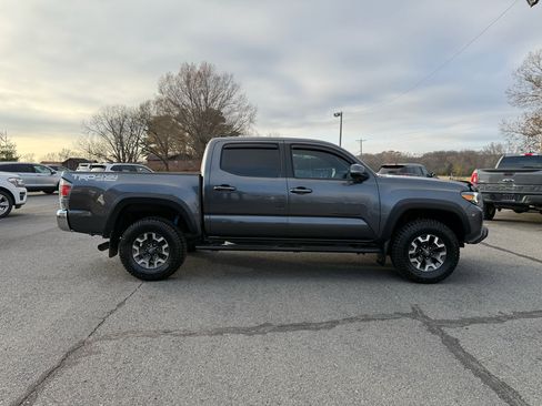 Used 2022 Toyota Tacoma TRD Off-Road image 8