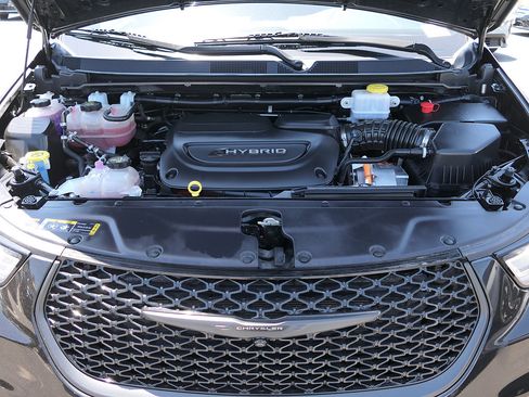 Used 2024 Chrysler Pacifica Premium FWD image 28