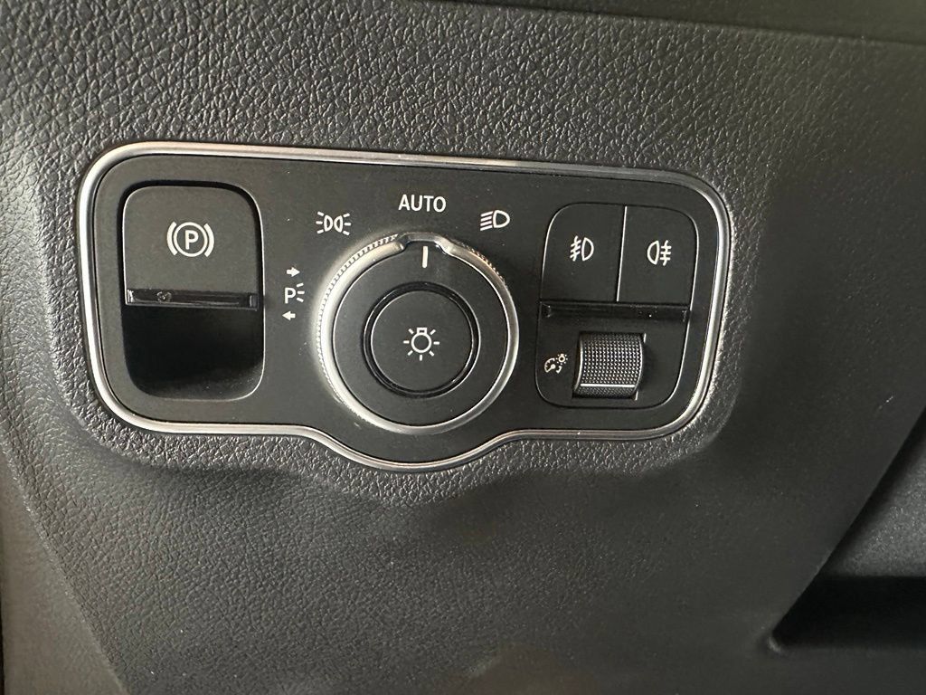 Used 2026 Mercedes-Benz GLB 250 4MATIC image 13