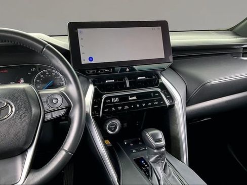 Used 2024 Toyota Venza XLE image 9