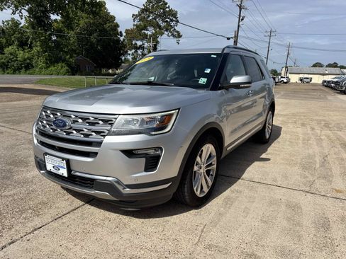 Used 2018 Ford Explorer Limited w/ Ford Safe & Smart Package FWD image 3