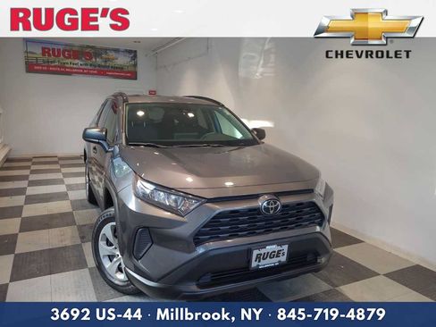 Used 2021 Toyota RAV4 LE AWD/4WD image 1
