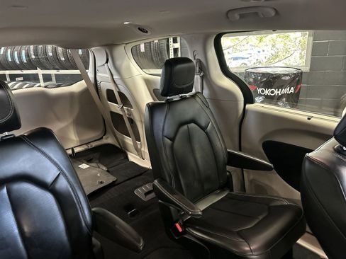 Used 2023 Chrysler Pacifica Touring-L FWD image 6