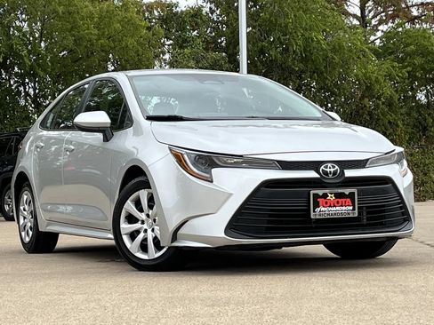 Used 2025 Toyota Corolla LE FWD image 2