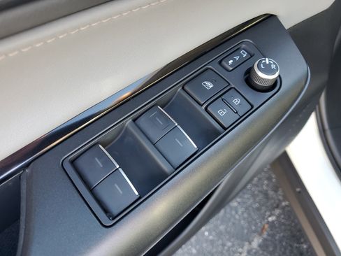 Certified 2022 Toyota Venza LE image 20