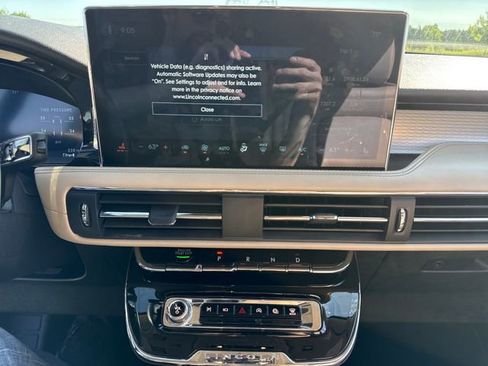 Used 2025 Lincoln Corsair AWD image 28
