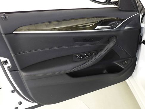 Used 2022 BMW 530i w/ Convenience Package image 11