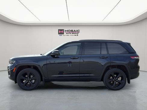 Used 2024 Jeep Grand Cherokee Limited w/ Luxury Tech Group II AWD/4WD image 4