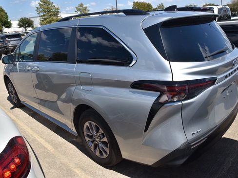 Used 2025 Toyota Sienna XLE FWD image 6