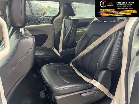 Used 2024 Chrysler Pacifica Limited FWD image 34