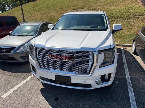 Used 2021 GMC Yukon Denali w/ Denali Premium Package AWD/4WD image 4