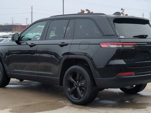 Used 2023 Jeep Grand Cherokee Altitude image 3