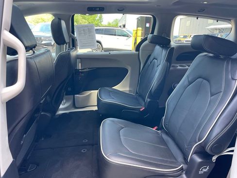 Used 2024 Chrysler Pacifica Limited AWD/4WD image 17