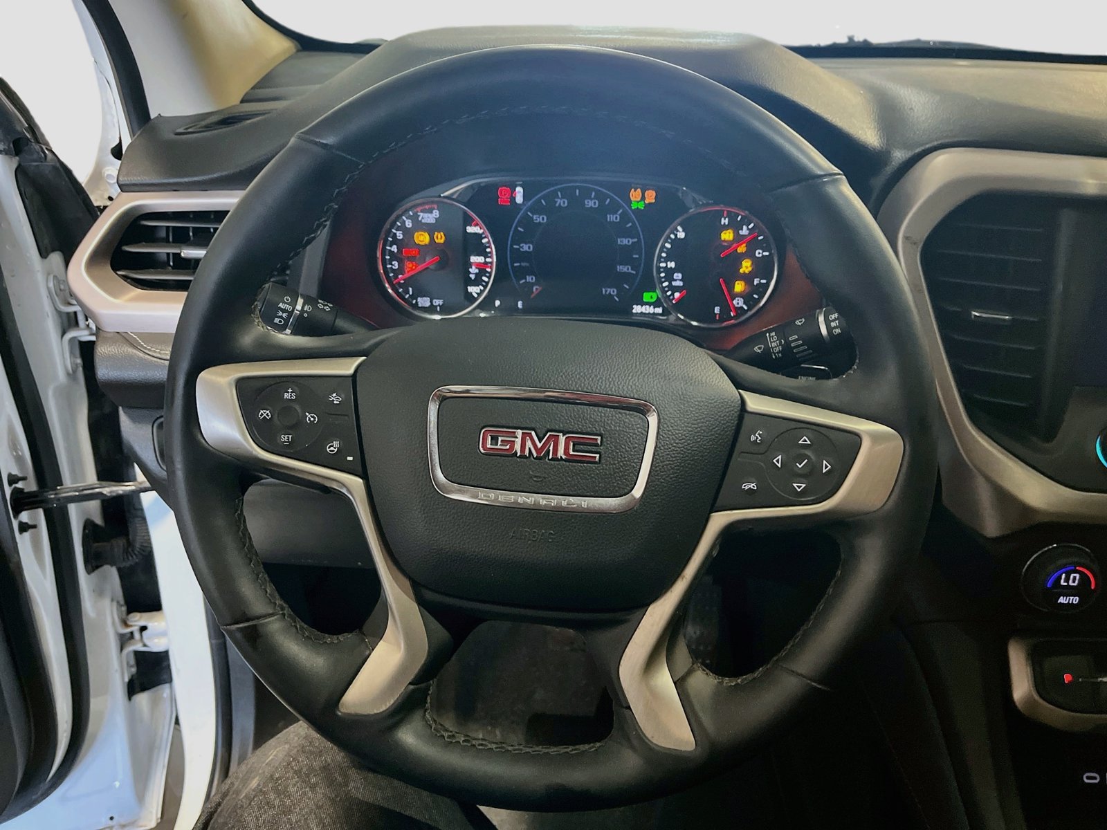 Used 2023 GMC Acadia Denali w/ Denali Ultimate Package AWD/4WD image 11