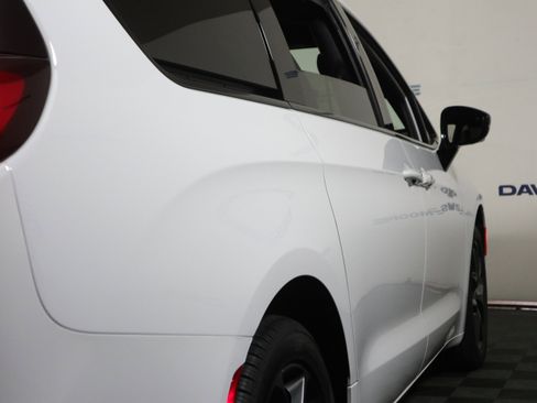 New 2026 Chrysler Pacifica Select image 5