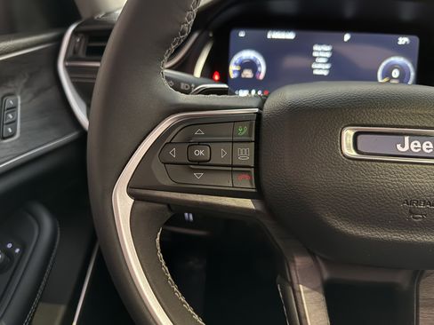 Used 2023 Jeep Grand Cherokee Limited w/ Luxury Tech Group II image 14