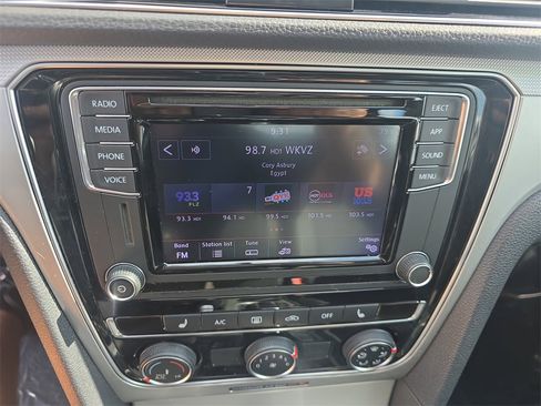 Used 2019 Volkswagen Passat 2.0T Wolfsburg w/ Wheels & Sunroof Package image 23