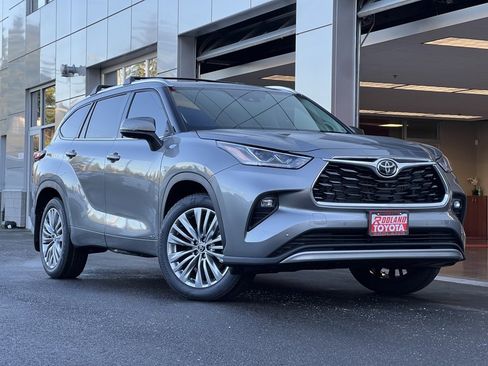 New 2025 Toyota Highlander Platinum image 1