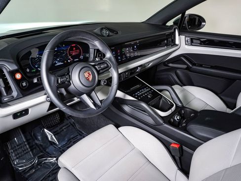 Certified 2025 Porsche Cayenne Coupe AWD/4WD image 4