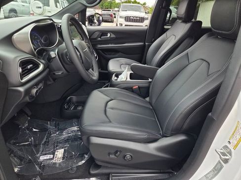 New 2026 Chrysler Voyager LX image 3