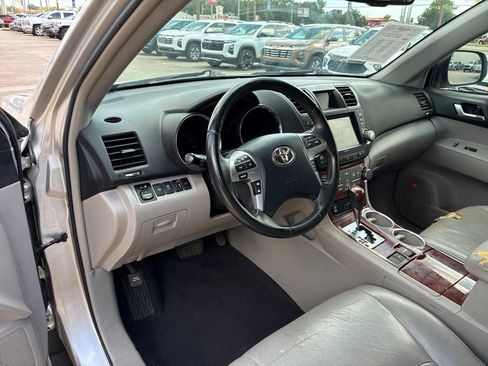Used 2012 Toyota Highlander Limited w/ Tow Pkg FWD image 21