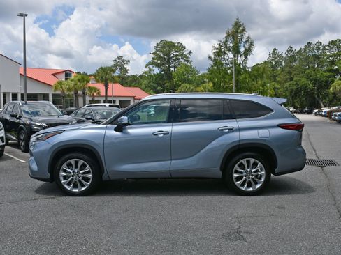 Used 2021 Toyota Highlander Limited FWD image 2