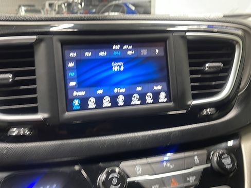 Used 2020 Chrysler Pacifica Touring-L FWD image 9
