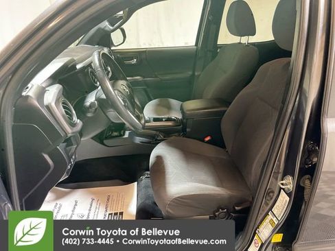 Used 2018 Toyota Tacoma TRD Sport image 15