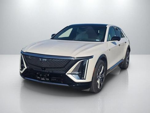 Used 2024 Cadillac Lyriq Luxury AWD/4WD image 2