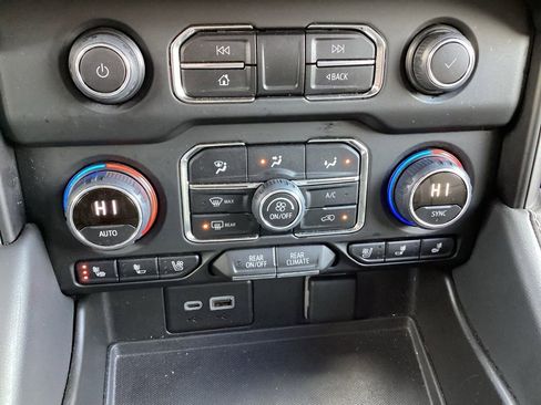 Used 2023 Chevrolet Suburban Premier image 29