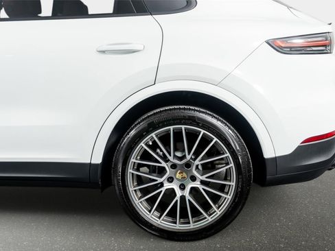 Used 2023 Porsche Cayenne Platinum Edition image 15