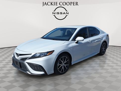 Used 2023 Toyota Camry SE image 1