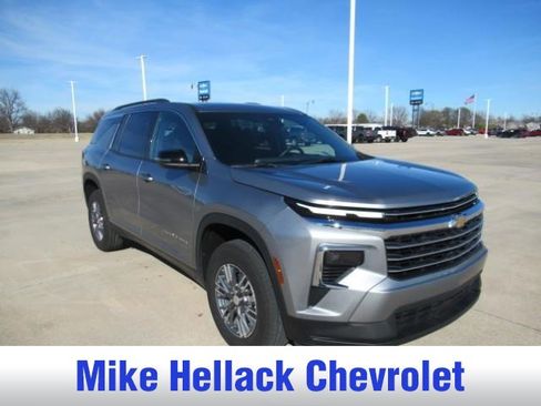 Used 2025 Chevrolet Traverse LT image 1