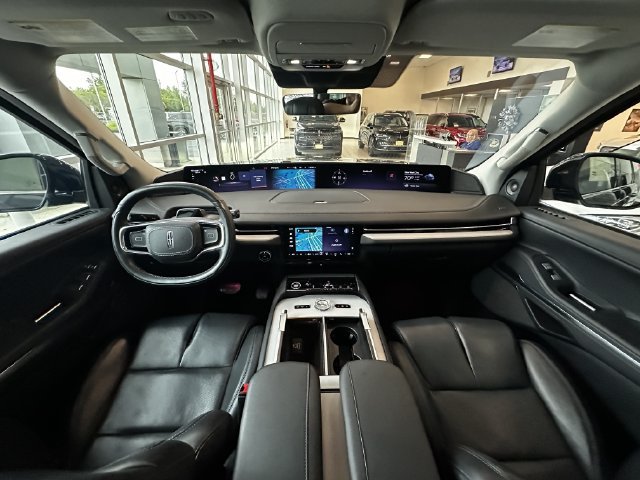 Certified 2025 Lincoln Navigator Reserve AWD/4WD image 3