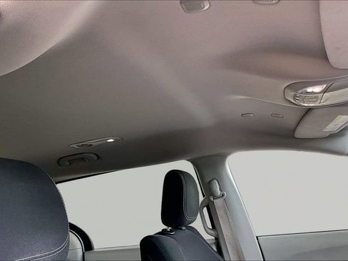 Used 2022 Chrysler Voyager LX FWD image 25