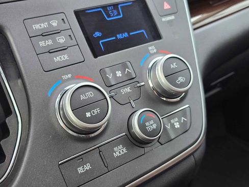 Used 2019 Toyota Sienna Limited Premium image 29