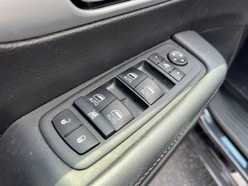 Used 2025 Chrysler Pacifica Limited FWD image 31