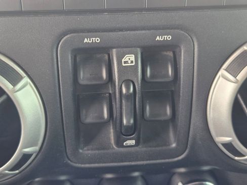 Used 2015 Jeep Wrangler Unlimited Rubicon w/ Connectivity Group AWD/4WD image 14