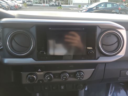 Certified 2019 Toyota Tacoma SR5 AWD/4WD image 19