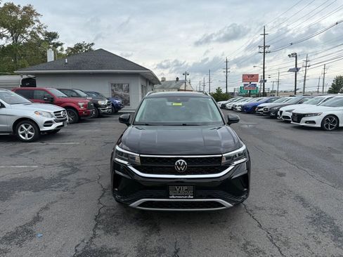 Used 2024 Volkswagen Taos SE image 2