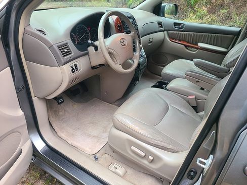 Used 2004 Toyota Sienna XLE image 13