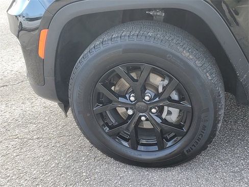 Used 2024 Jeep Grand Cherokee Altitude image 8