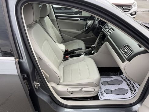 Used 2018 Volkswagen Passat 2.0T SE FWD image 13