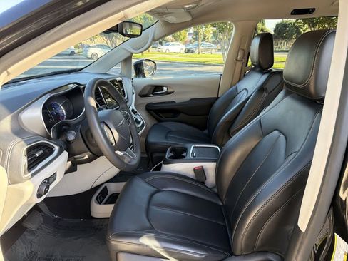 Used 2024 Chrysler Pacifica Select image 26