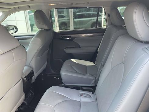 Used 2024 Toyota Highlander Platinum FWD image 12