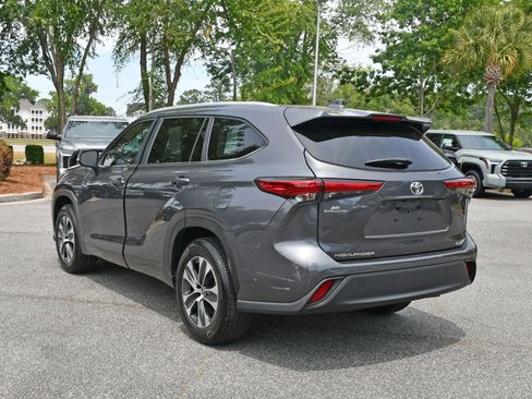 Used 2023 Toyota Highlander XLE FWD image 3