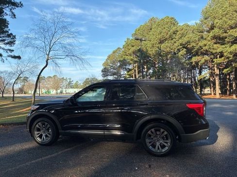 Used 2022 Ford Explorer XLT w/ Equipment Group 202A image 6