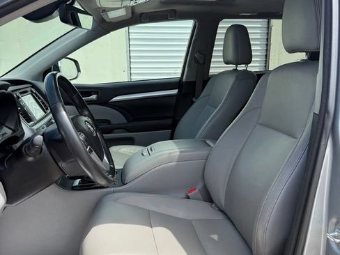 Used 2017 Toyota Highlander XLE AWD/4WD image 9