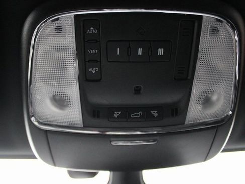 Used 2022 Jeep Grand Cherokee Laredo X image 12