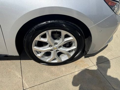 Used 2018 Chevrolet Volt Premier w/ Driver Confidence Package FWD image 9